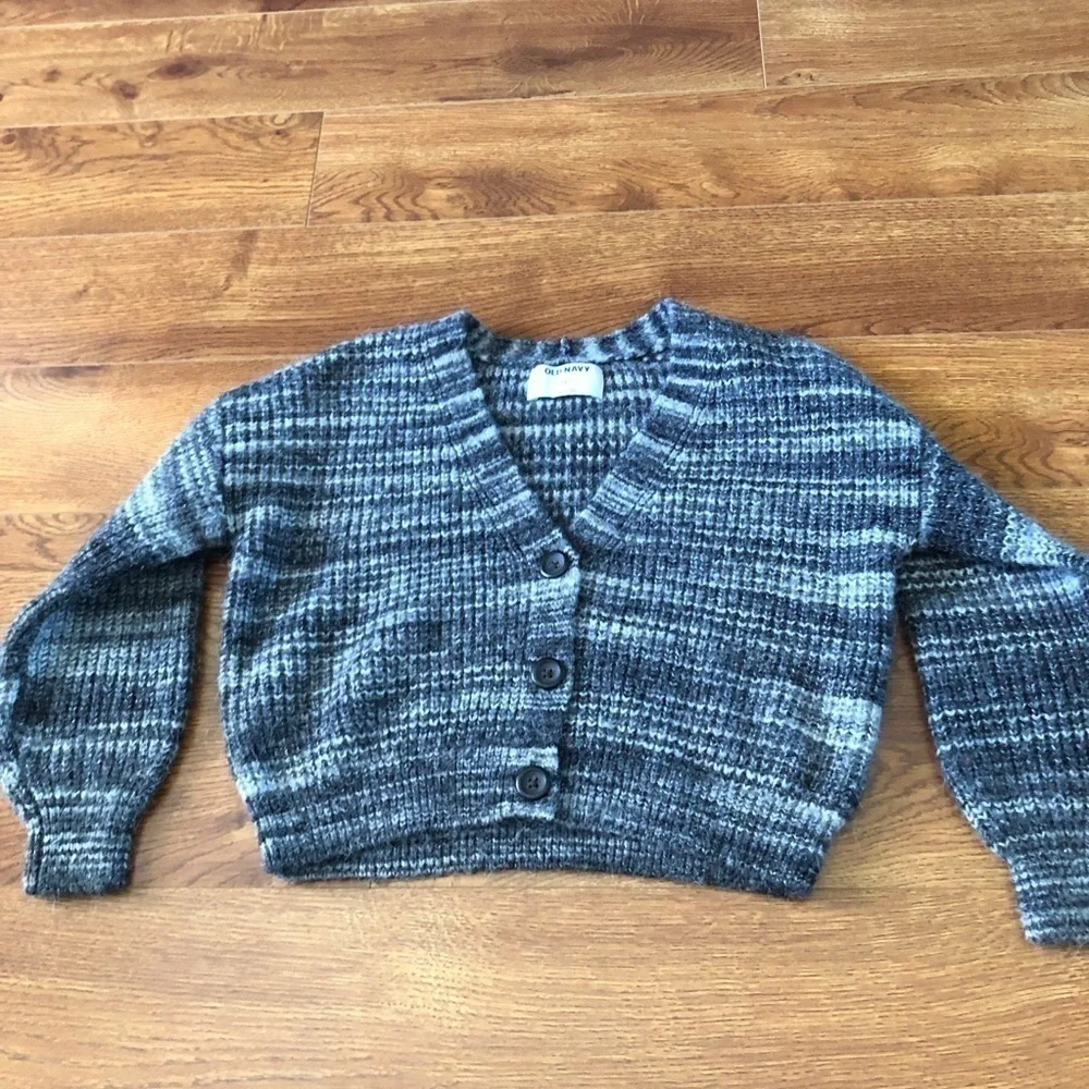 Old Navy Black & White knit semi-cropped button up sweater in size S (6-7)